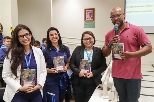 Alunos do Colégio Adventista participam do "Conheça o Legislativo