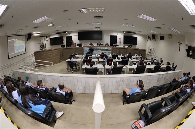 Alunos do Colégio Adventista participam do "Conheça o Legislativo