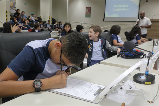 Alunos do Colégio Adventista participam do "Conheça o Legislativo