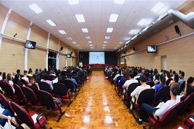 Médico Rodrigo Reis esteve na Câmara Municipal de Piracicaba para atividade da Escola do Legislativo