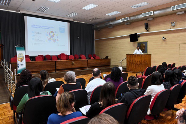 Médico Rodrigo Reis esteve na Câmara Municipal de Piracicaba para atividade da Escola do Legislativo