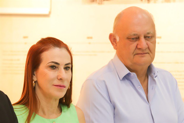 Sócios fundadores do restaurante, Gilberto Black e Ana Maria Basso Black, receberam a homenagem
