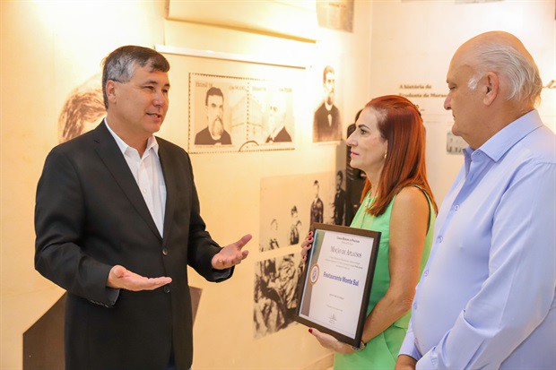 Sócios fundadores do restaurante, Gilberto Black e Ana Maria Basso Black, receberam a homenagem