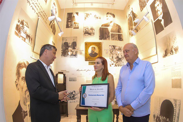 Sócios fundadores do restaurante, Gilberto Black e Ana Maria Basso Black, receberam a homenagem