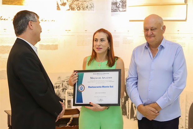 Sócios fundadores do restaurante, Gilberto Black e Ana Maria Basso Black, receberam a homenagem