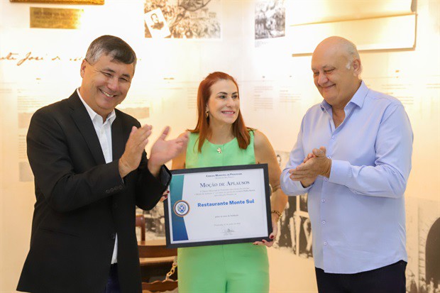 Sócios fundadores do restaurante, Gilberto Black e Ana Maria Basso Black, receberam a homenagem