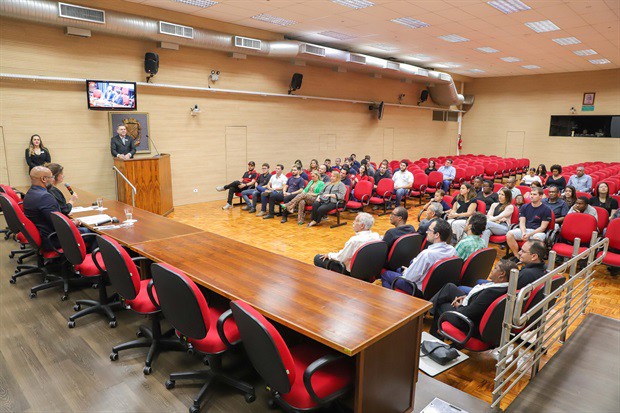 Vereador Acácio Godoy concedeu as homenagens no Salão Nobre da Câmara
