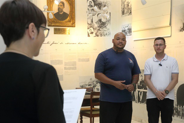 Vereador Gustavo Pompeo (Avante) entregou homenagem ao proprietário da lanchonete, Marcelo João da Silva