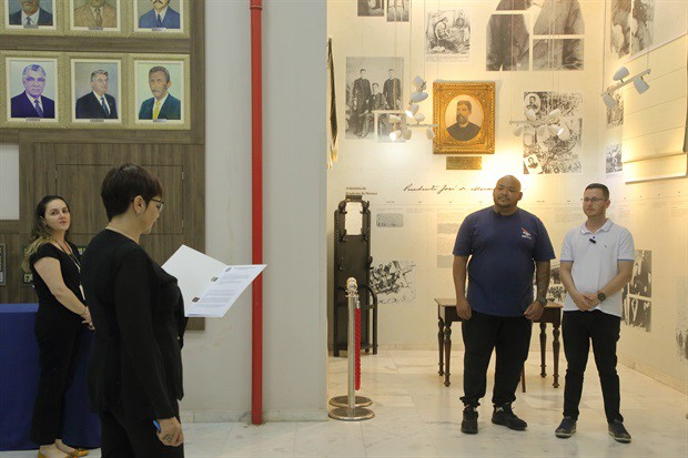 Vereador Gustavo Pompeo (Avante) entregou homenagem ao proprietário da lanchonete, Marcelo João da Silva