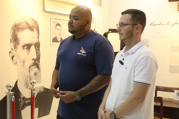 Vereador Gustavo Pompeo (Avante) entregou homenagem ao proprietário da lanchonete, Marcelo João da Silva