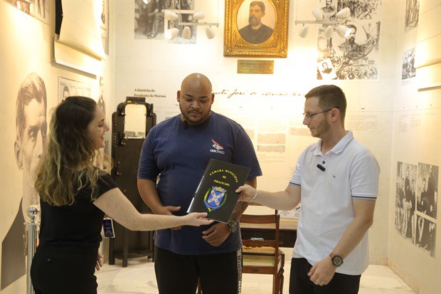 Vereador Gustavo Pompeo (Avante) entregou homenagem ao proprietário da lanchonete, Marcelo João da Silva