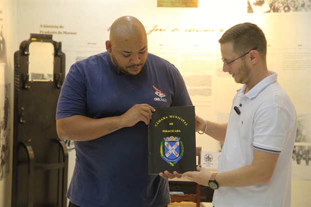 Vereador Gustavo Pompeo (Avante) entregou homenagem ao proprietário da lanchonete, Marcelo João da Silva