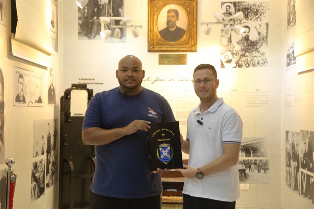 Vereador Gustavo Pompeo (Avante) entregou homenagem ao proprietário da lanchonete, Marcelo João da Silva