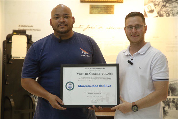 Vereador Gustavo Pompeo (Avante) entregou homenagem ao proprietário da lanchonete, Marcelo João da Silva
