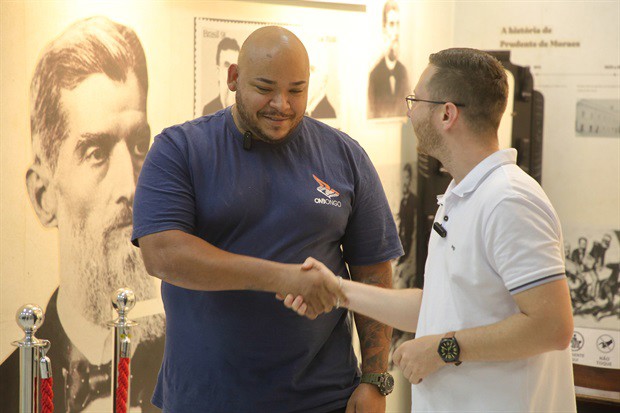 Vereador Gustavo Pompeo (Avante) entregou homenagem ao proprietário da lanchonete, Marcelo João da Silva