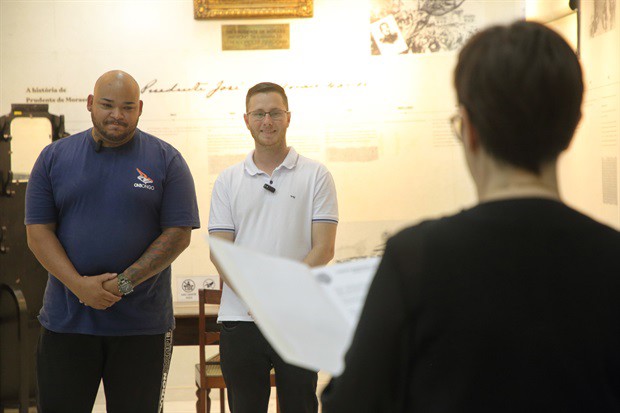 Vereador Gustavo Pompeo (Avante) entregou homenagem ao proprietário da lanchonete, Marcelo João da Silva