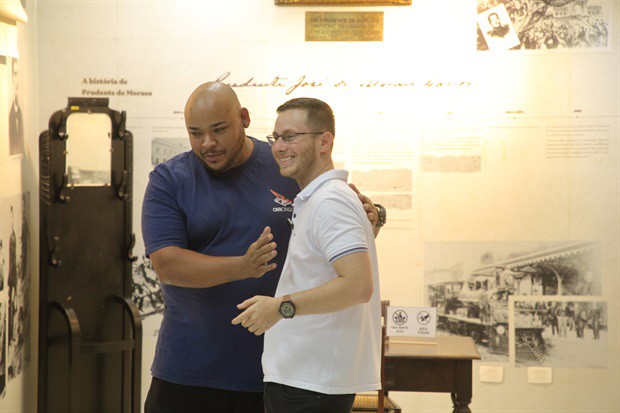 Vereador Gustavo Pompeo (Avante) entregou homenagem ao proprietário da lanchonete, Marcelo João da Silva