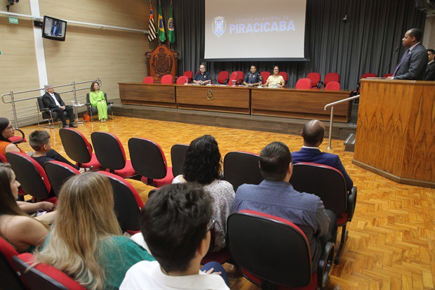 "Se felicidade é feita de momentos, este é um deles”, disse a homenageada Maria Helena Santini Campos Tavares