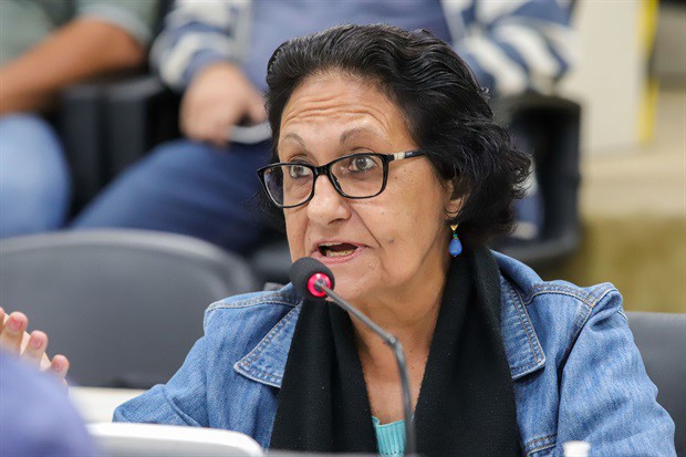 Professora Cimara busca informações sobre multas aplicadas entre 23h e às 5h da manhã