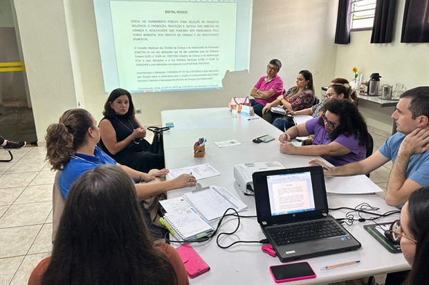 O vereador Pedro Kawai durante reunião na Casa dos Conselhos