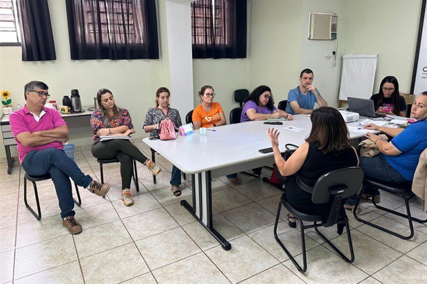 O vereador Pedro Kawai durante reunião na Casa dos Conselhos