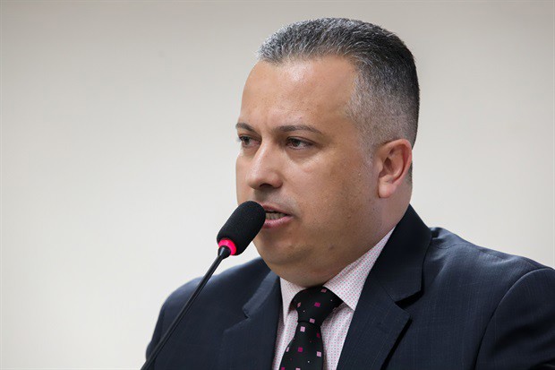 Edilson Madureira ocupou a tribuna durante a reunião ordinária desta quinta-feira
