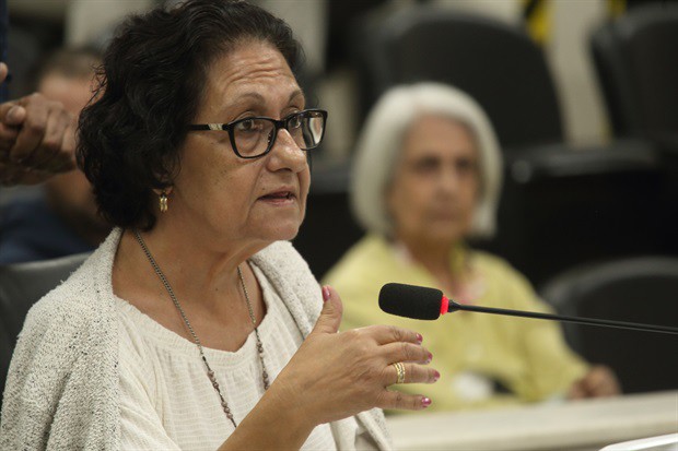 Professora Cimara questiona sobre o projeto de reforma da praça