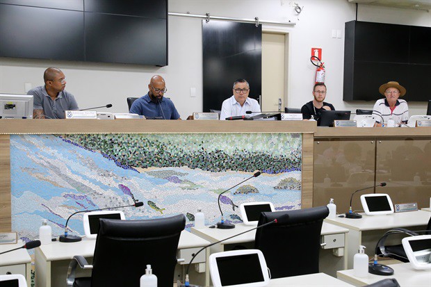 Membros da CPI analisam contradições no prontuário da paciente e obtêm informações sobre falta de preparo da unidade