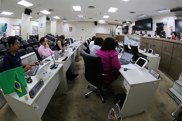 Membros da CPI analisam contradições no prontuário da paciente e obtêm informações sobre falta de preparo da unidade