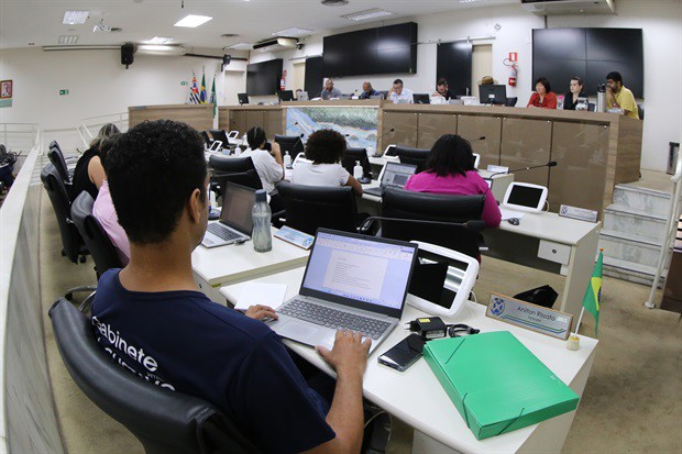 Membros da CPI analisam contradições no prontuário da paciente e obtêm informações sobre falta de preparo da unidade