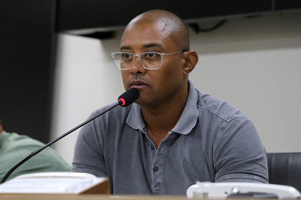 Membros da CPI analisam contradições no prontuário da paciente e obtêm informações sobre falta de preparo da unidade