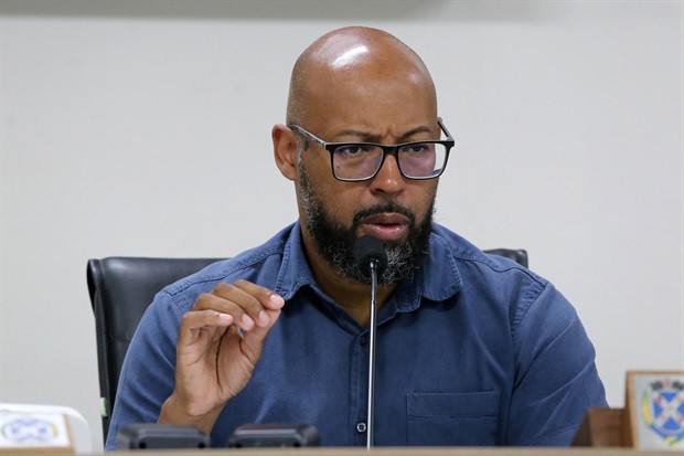 Membros da CPI analisam contradições no prontuário da paciente e obtêm informações sobre falta de preparo da unidade