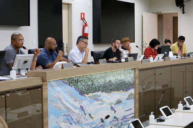 Membros da CPI analisam contradições no prontuário da paciente e obtêm informações sobre falta de preparo da unidade