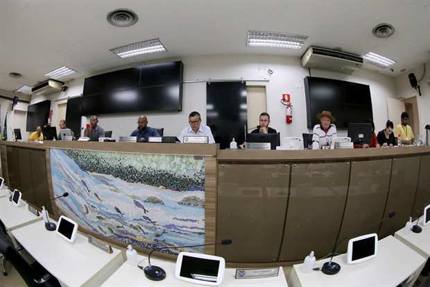 Membros da CPI analisam contradições no prontuário da paciente e obtêm informações sobre falta de preparo da unidade