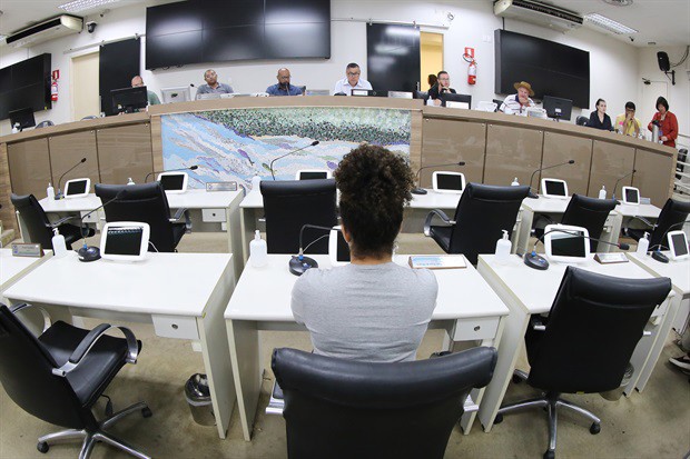 Membros da CPI analisam contradições no prontuário da paciente e obtêm informações sobre falta de preparo da unidade