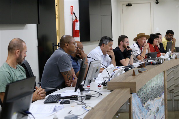 Membros da CPI analisam contradições no prontuário da paciente e obtêm informações sobre falta de preparo da unidade