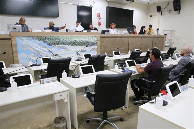 Membros da CPI analisam contradições no prontuário da paciente e obtêm informações sobre falta de preparo da unidade