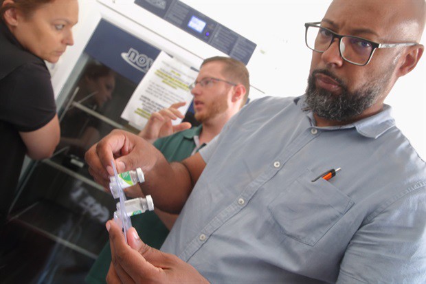 À tarde, CPI fez diligência na UPA, averiguou o estoque e registros de aplicação do soro antiescorpiônico