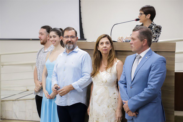 Moção de aplausos à diretora Adriana Cristina Peixe Frias