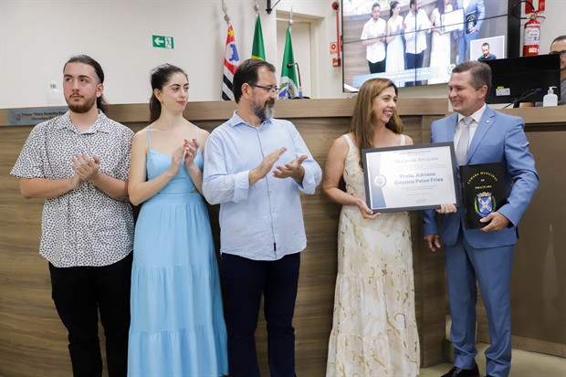 Entrega da homenagem aconteceu na noite desta quinta-feira (16), no Plenário "Francisco Antonio Coelho"