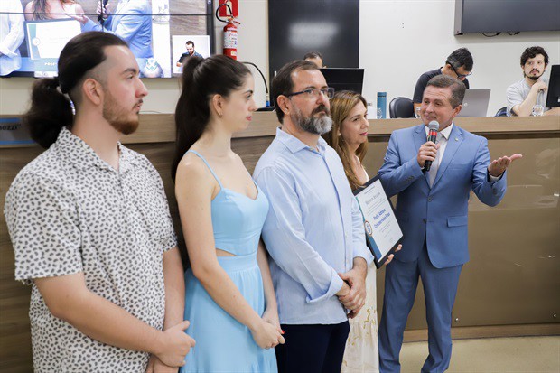 Entrega da homenagem aconteceu na noite desta quinta-feira (16), no Plenário "Francisco Antonio Coelho"