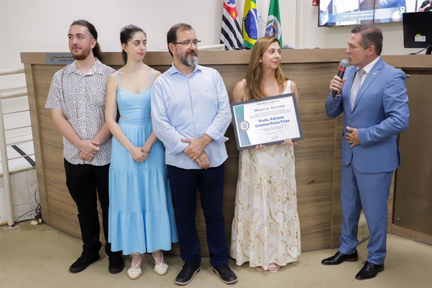 Entrega da homenagem aconteceu na noite desta quinta-feira (16), no Plenário "Francisco Antonio Coelho"