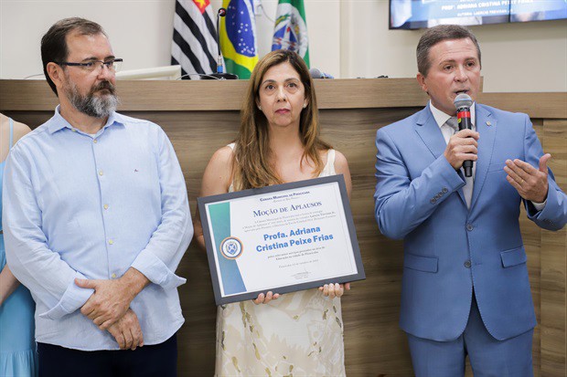Entrega da homenagem aconteceu na noite desta quinta-feira (16), no Plenário "Francisco Antonio Coelho"