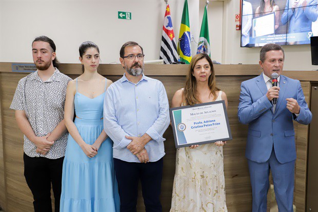 Entrega da homenagem aconteceu na noite desta quinta-feira (16), no Plenário "Francisco Antonio Coelho"