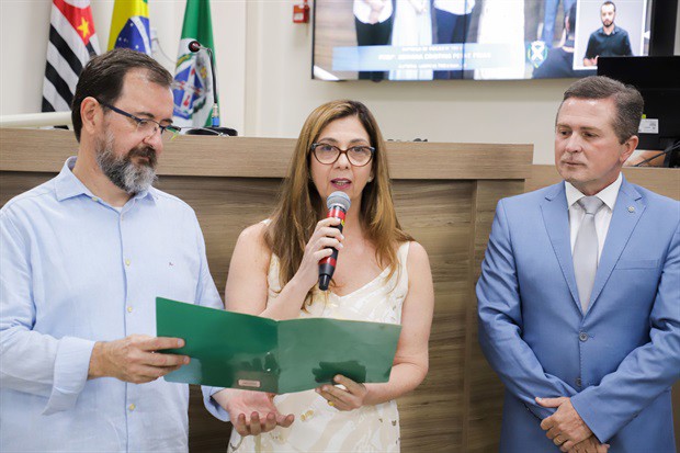 Entrega da homenagem aconteceu na noite desta quinta-feira (16), no Plenário "Francisco Antonio Coelho"