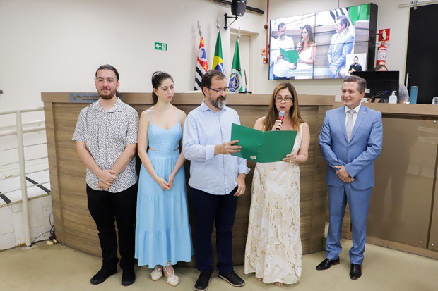 Entrega da homenagem aconteceu na noite desta quinta-feira (16), no Plenário "Francisco Antonio Coelho"