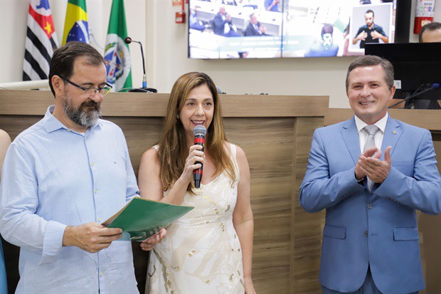 Entrega da homenagem aconteceu na noite desta quinta-feira (16), no Plenário "Francisco Antonio Coelho"