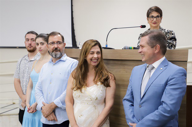 Entrega da homenagem aconteceu na noite desta quinta-feira (16), no Plenário "Francisco Antonio Coelho"