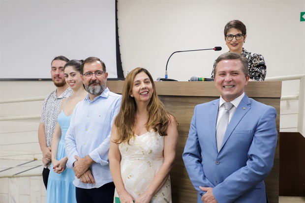 Entrega da homenagem aconteceu na noite desta quinta-feira (16), no Plenário "Francisco Antonio Coelho"