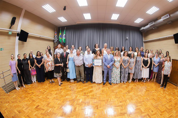 Familiares, amigos e membros da equipe escolar também participaram da cerimônia de entrega da homenagem da Câmara Municipal de Piracicaba